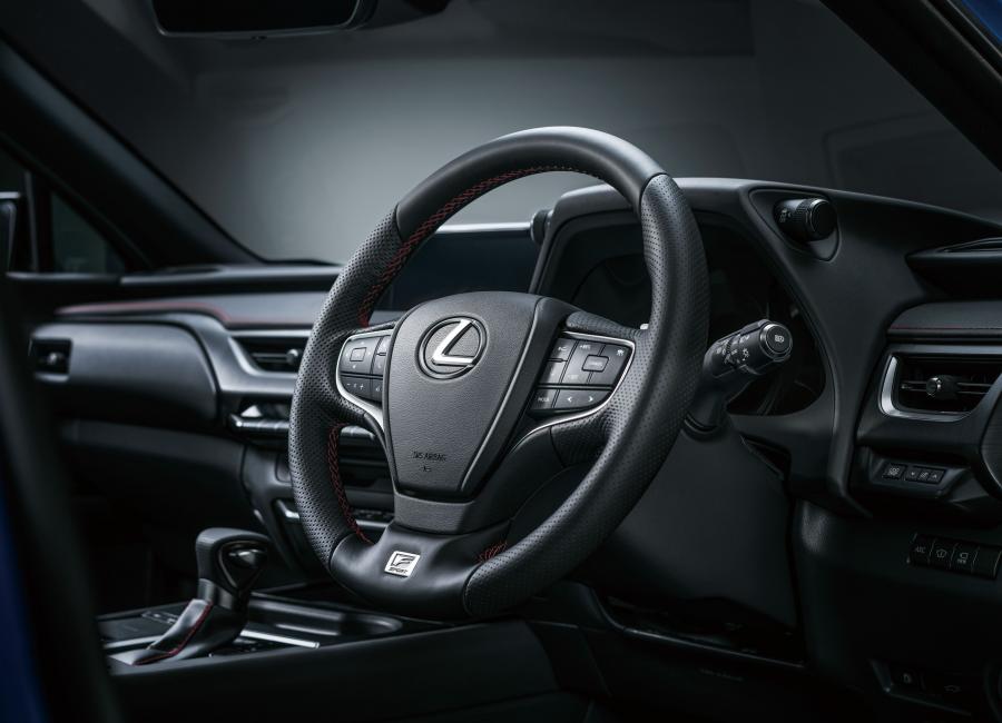 Детали интерьера Lexus UX200 F-Sport 2018 года  (JP) (фото 4 из 7)